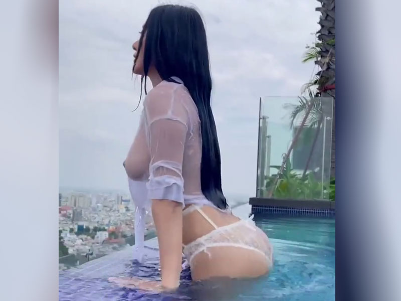Clip Pong Kyubi Sexy Khoe Body Nóng Bỏng Hở Ti ở Bể Bơi