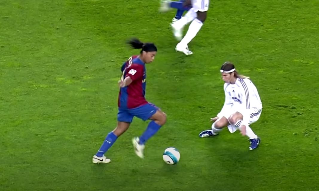 Clip Ronaldinho làm Xiếc Ma Thuật trên sân cỏ trước đối thủ Real Madrid