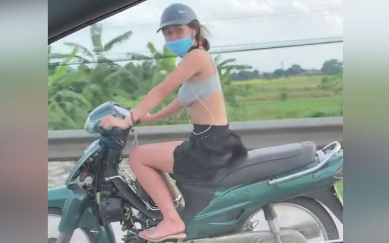 Clip nắng nóng Gái Xinh Mặc Nguyên Áo Lót Váy Ngắn Sexy đi xe máy SÀNH ĐIỆU ra đường
