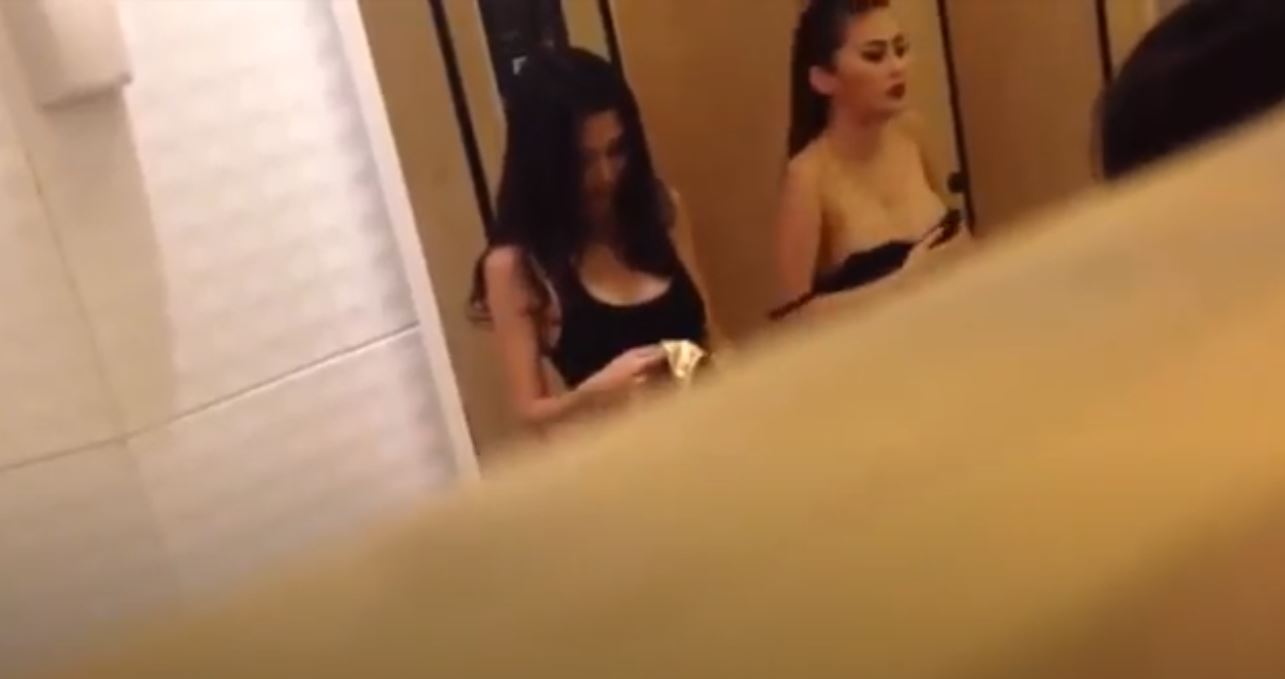 Quay lén 2 em gái xinh thay đồ cho nhau trong phòng tắm