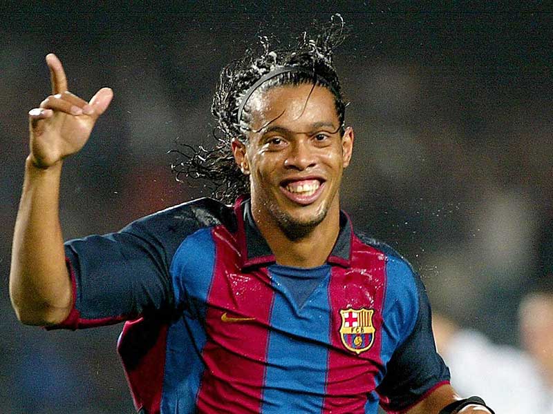 Pha lắc hông huyền thoại của Ronaldinho khi ghi bàn vào lưới Chelsea năm 2006