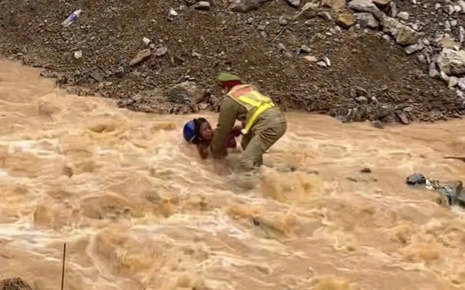 [Hà Giang] Clip chiến sĩ công an lao xuống dòng nước lũ chảy xiết cứu người gây XÚC ĐỘNG