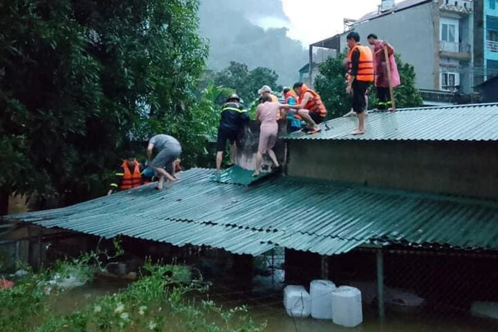 Clip lũ lụt Kinh Hoàng ở Hà Giang người dân phải leo lên mái nhà tránh lũ