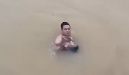 Clip người đàn ông Dũng Cảm nhảy xuống sông cứu bé gái chơi vơi giữa dòng nước xiết