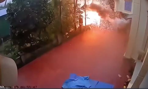 [KINH HOÀNG] Clip sét đánh nhà dân BỐC CHÁY một góc vườn ở Hà Giang